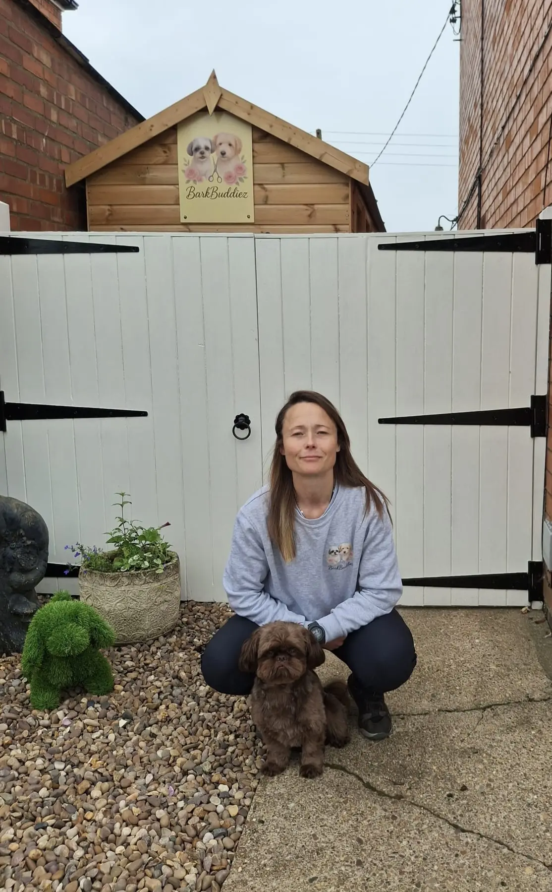Cat standing outside the BarkBuddiez grooming salon